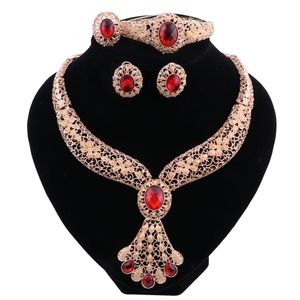 Set di gioielli di perline africane alla moda per le donne Set di gioielli in cristallo austriaco con ciondolo a forma di fiore cavo color oro