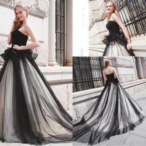 Siyah Beyaz Tatlım Tül Quinceanera Peplum Düzenli Vestido Debutante 15 Anos Balo Gowns Parti fırfırları için gelin elbiseleri