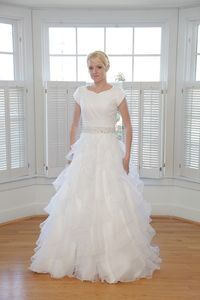 A-Line Ruffles Organza Długa Skromna suknia ślubna z rękawami Cap Sweetheart Pleats Top Lace Up Kobiety Skromne Suknie Ślubne Wykonane