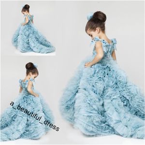 Ładne kwiaty dziewczyny sukienki Ruched Wielopoziomowy Lód Blue Buffy Girl Sukienki na Wedding Party Suknie Plus Size Pageant Dresses Sweep Pociąg FG1273