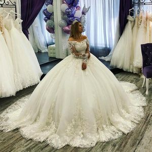 Abiti da sposa personalizzati con spalle scoperte e maniche lunghe in pizzo con abito da ballo 2020 con abiti da sposa in tulle con strascico di corte applicato in pizzo