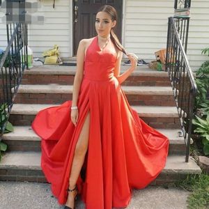 2020 New Cheap Red High side Split Sexy Robe abiti da ballo Halter A Line Ruffle Arabo Dubai Party Abito da sera formale Abiti Custom Made