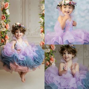 2020 Söt kort blomma flicka klänningar för bröllop Spaghetti Lace Appliqued Girls Pageant Dress Tiered Kjol Barn Födelsedagklänningar