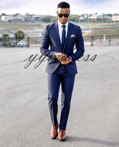 Azul Casamento Smoking 2019 Dois Botões Lapela Entalhado Slim Fit ternos do baile de Finalistas Noivo Desgaste para homens (Jacket + Pants + colete + Gravata)