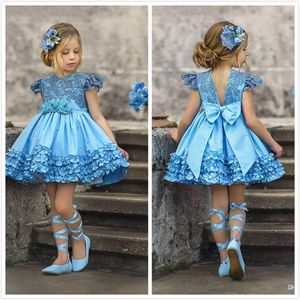 2020 himmelblaue Blumenmädchenkleider, Mini-Kurzschluss, 3D-Blumenapplikationen, Juwelenausschnitt, Mädchen-Festzug-Kleider für Kinder, formelle Rüschen, geschwollenes Kleid für Hochzeit