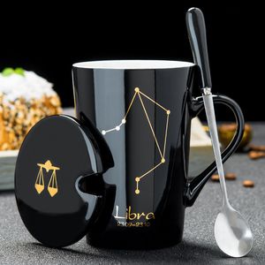 12 Costellazioni Tazze in ceramica creative con coperchio a cucchiaio Tazza da caffè al latte zodiacale in porcellana nera e oro Bicchieri d'acqua da 450 ml