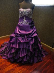 Vestido de novia morado Faldas góticas con gradas Tren de la corte Vestido de sirena Vestidos de novia coloridos266x