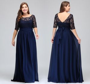 Dark Navy Lace Chiffon Half ärmar Prom Dresses Lace Top En linje Chiffon V Back Mother of Bride Dresses Plus Size -klänningar HY5035