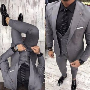 Wysokiej jakości jeden przycisk Dark Grey Wedding Groom Tuxedos Peak Lapel Groomsmen Mężczyźni Formalne garnitury Prom (kurtka + spodnie + kamizelka + krawat) W140