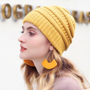 O Envio gratuito de 2018 Gorros de Vedação de Inverno Chapéus para Mulheres Chapéu De Malha Com Marca Quente Baggy Stretch Malha Chunky Cabo Gorro de Esqui Cap S18120302