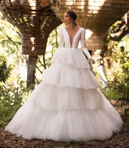 Gorgeous Backless Långärmade Bröllopsklänningar En linje Sheer Deep V Neck Tiered Bridal Gowns Tulle Sweep Train Robe de Mariée