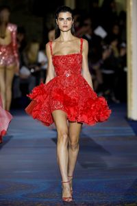 赤いウエディングドレスノースリーブのフリルビーズサッシスパンチックチュールパーティーガウンカスタムメイドの短いイブニングドレス