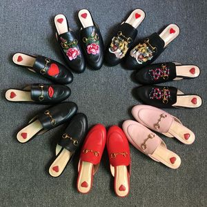 Designer Princetown loafer läder tofflor muller toffel skor med spänne mode kvinnor avslappnad mule platt sko