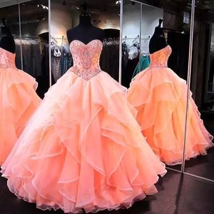 Glamorös Coral Ball Gown Quinceanera Klänningar Sweetheart Sweet 16 Princess Ruched Organza Golvlängd Korsett Tillbaka Pagant Klänningar