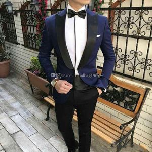 Wysokiej jakości jeden przycisk Granatowy Blue Groom Tuxedos Peak Lapel Groomsmen Mens Garnitury Ślub / Prom / Dinner Blazer (Kurtka + Spodnie + Krawat) K352