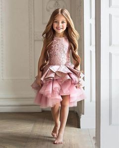 New Girls Pageant Klänningar Rosa Lace Appliques Ruffles Tiered Short Knee Längd Kids Flower Girls Dress Ball Kake Billiga Födelsedagklänningar