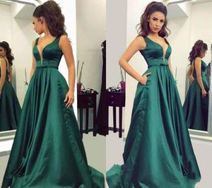 Särskilt pris Emerald Green Muslim Evening Dresses Bow Belt 2019 A-Line V-Neck Satin Dubai Saudiarabisk Backless Long Aftonklänning Enkel