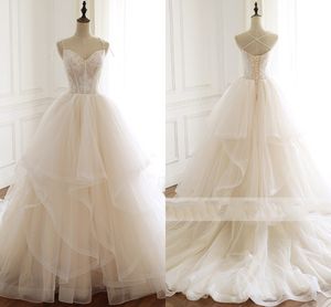 2019 Ruffles bollklänningar Bröllopsklänningar Platser Applique Spaghetti Criss Cross Strap Backless Tiered Skirt Bridal Gowns Wedding Party Dress