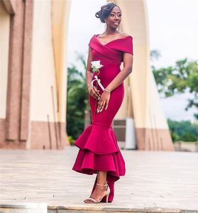 Zarif 2019 Afrika Gelinlik Modelleri Omuz Kapalı Boyun Çizgisi Denizkızı Yüksek Düşük Kızıl Saten Modern Hizmetçi Düğün İçin Onur Elbiseleri