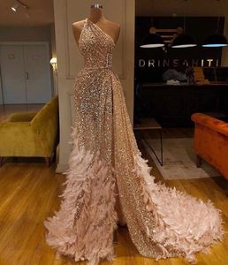 Luxury Feathers Sequins Prom Klänningar Dubai Arabisk Champagne Rosa Formell Kvällar One Shoulder High Split Mermaid Special Occasion Party Dress Vestidos Al337