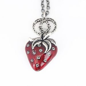 S925 Sterling Silver Necklace European och American New Retro Style Epoxy Strawberry Pendant Halsband Lady Strawberry Necklace