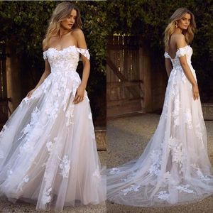 2022 어깨 웨딩 드레스에서 보헤미아 섹시한 아가씨 목 레이스 Applique 신부 가운 라인 비치 웨딩 드레스 BM1510