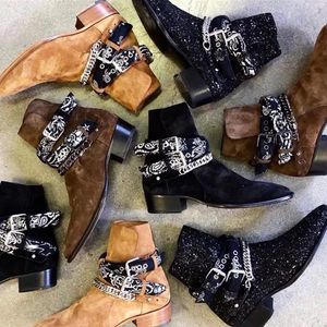 أحذية رعاة البقر الغربية الفاخرة للرجال من الجلد المدبوغ جودبور سلسلة أحذية الكاحل البني من جلد الغزال العلامة التجارية باندانا أحذية قتالية بإبزيم أحذية
