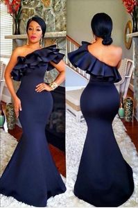 2020 Navy Blue Long Mermaid Bridesmaid Dresses One Shoulder Ruffles Satin Golvlängd För Bröllop Afrikanska Kvinnor Formell Party Gowns Vestidos