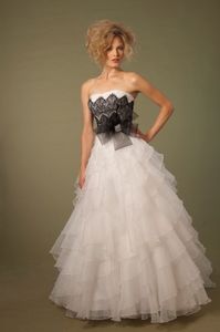 Czarno-białe gotyckie suknie ślubne z kolorem bez ramiączek koronki organza wielopoziomowe tradycyjne sukienki ślubne przyciski z powrotem krótki pociąg