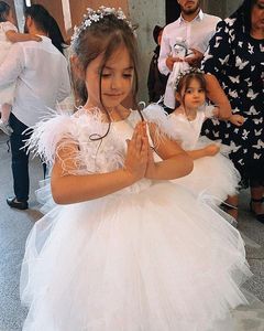 2022 Crew Neck White Flower Girls Dresses for Weddings With Feathers Backless Communion Dress Puffy Pageant Party Gowns