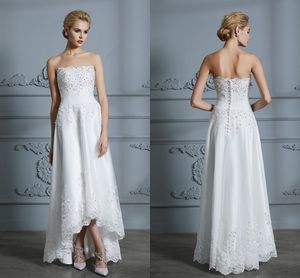 2019 Asymmetriska tåg Bröllopsklänningar Lace Applique Crystal Beaded Strapless Backless Formell Party Dress för Brud Beach Bridal Dress Gown
