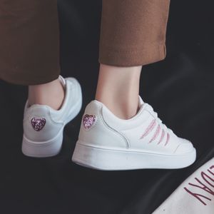 neue koreanische kleine weiße Schuhe Stickerei Low-Top-Freizeitschuhe Damen-Board-Schuhe Damen vielseitige flache Unterseite zum Schnüren