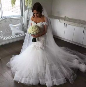 2020 Luxury sjöjungfru bröllopsklänningar av axel spets applikationer pärlstav tiered ruffles backless sweep train bröllopsklänning formella brudklänningar