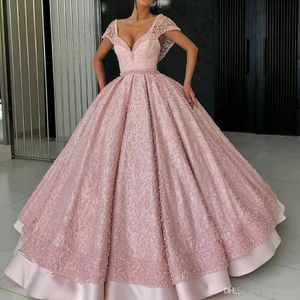 Różowa Suknia Ball Quinceanera Suknie Off Ramiona Sheer Cap Rękawy Aplikacje Prezony Suknia Wieczorowa Ruched Długie Słodkie 16 Party Prom Suknie