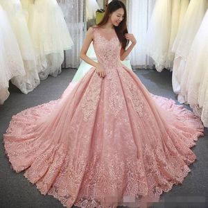 Różowe sukienki Quinceanera 2020 koronki Sheer Scoop Scyk Szyjka Sieknięcie Train Custom Sweet 15 16 Ball Stun