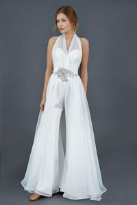 Halter Chiffon Stain Bridal Jumpsuit med Overskirt Train Modest Fairy Pärled Crystal Belt Beach Country Wedding Dress Jumpsuit330Z