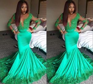 Sexig Emerald Green 2019 Illusion Bodice Mermaid Prom Klänningar Deep V Neck Sheer Långärmade Aftonklänningar Lace Appliques Arabiska Klänningar