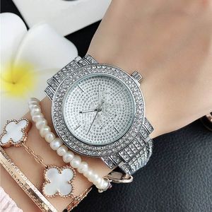 Orologi di marca di moda da donna Ragazza Grandi lettere stile cristallo Orologio da polso al quarzo con cinturino in metallo in acciaio M84