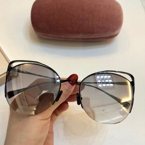 178 occhiali da sole di lusso per donna Designer popolari occhiali da sole a forma di fiore senza montatura Crystal Metarial Fashion Women Style Vieni con custodia