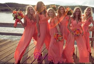 2022 New Arrival Szyfonowa Coral Druhna Dress Długie Kombinezony V Neck Plus Size Beach Wedding Guest Party Prom Dresses