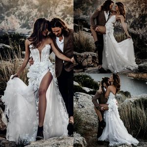 High-Split Boho Bröllopsklänningar Sexig Spaghetti Strap 3D-Floral Appliqued Lace Bridal Gown Beach Ärmlös Sweep Train Robes de Mariée