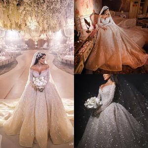 2020 Luxuriöse arabische Brautkleider mit langen Ärmeln, schulterfrei, Pailletten, Perlenstickerei, Kapellenschleppe, Vintage-Brautkleider, Robes de Mari￩e