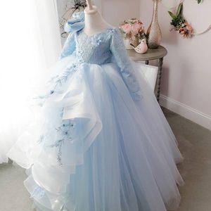 2018 Backless Lace Flower Girl Dresses Långärmade Bow Tiers Little Girl Wedding Dresses Vintage Pageant Klänningar Klänningar F054