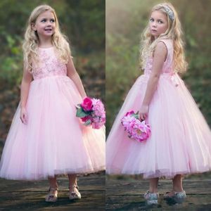 Fliederfarbene Blumenmädchenkleider für Hochzeiten im Western Country, A-Linie, Prinzessinnen-Juwelenhals, Teelanges Mädchen-Geburtstagskleid