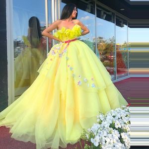 2020 جميلة أصفر فساتين quinceanera الكرة ثوب مع شرابات 3d اليدوية الزهور حمالة المتدرج الدانتيل الحلو 16 حفل