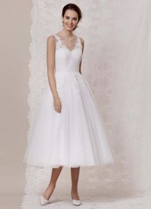 두 번째 결혼식을위한 2020 빈티지 차 길이 짧은 웨딩 드레스 민소매 A 라인 레이스 얇은 명주 그물 V 넥 현대 간단한 야외 신부 가운