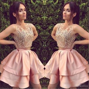 Ljusa nyaste två stycken Korta homekommande klänningar Scoop Neck Lace Applique Tiered Satin Short Prom Klänningar Cocktail Party Gowns M84