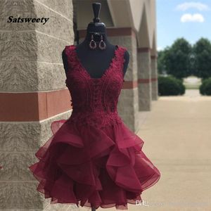 Burgundia Koronki Krótkie Koktajl Suknie Aplikacje Ruffles Royal Blue Mini Homecoming Dress V-Neck Fashion Prom Suknie