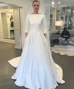 Vestido De Noiva 2020 Eleganti abiti da sposa musulmani Scollo a barchetta Maniche a 3/4 Avorio Raso Cappella Treno Bottoni Abito da sposa con tasca