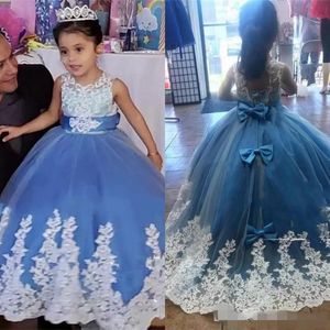 Abiti a fiori Blu Applique in pizzo da ragazza Fiocco Nastro senza maniche Lunghezza pavimento Gioiello Beck Abito da ballo spettacolo Bambina formale Ocn Wear